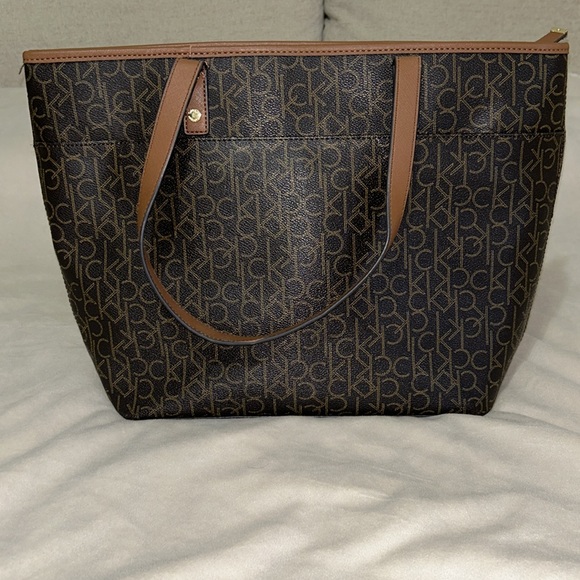 Calvin Klein Signature Tote - Picture 2 of 13